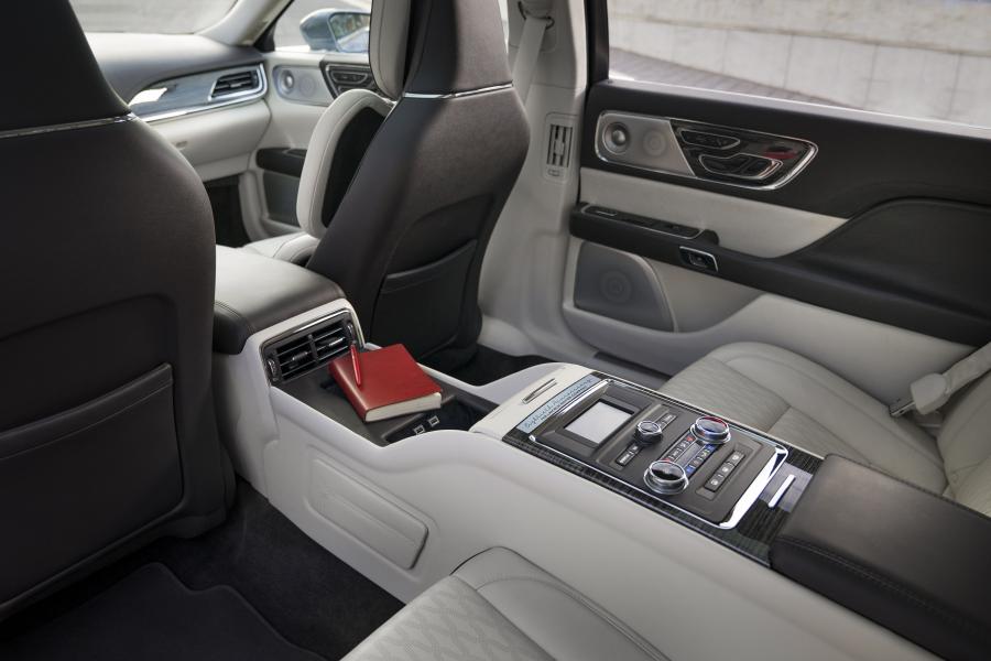 Интерьер Lincoln Continental 80th Anniversary Coach Door Edition 2019 года  (фото 40 из 54)